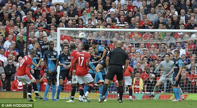 Wayne Rooney lập hat-trick, trong đó có pha sút phạt hàng rào điệu nghệ.